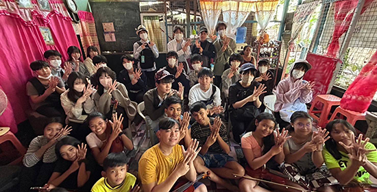 海外の大学キャンパスの学生たちとの交流会